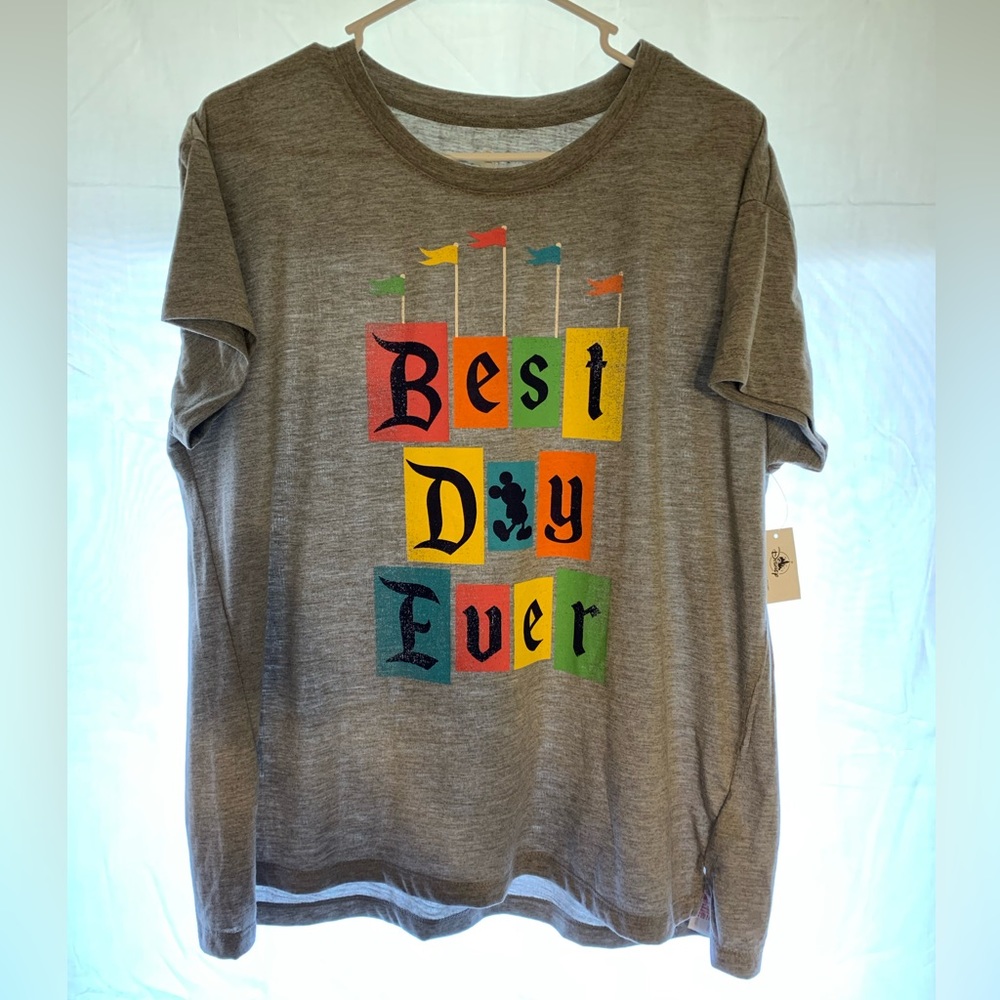 Disney “Best Day Ever” women’s theme park T-shirt. New.
